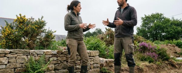 Paysagiste professionnel échangeant avec propriétaire dans jardin Morbihan